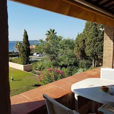 Superbe Vue En Bord De Mer Et Piscine