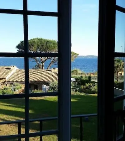 Superbe Vue En Bord De Mer Et Piscine *