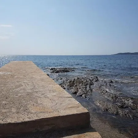 Superbe Vue En Bord De Mer Et Piscine