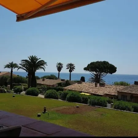 Superbe Vue En Bord De Mer Et Piscine Apartment *